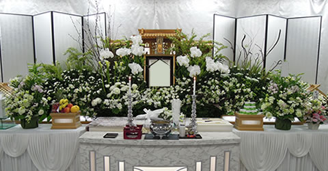 家族葬Dプラン ＋コチョウランと全て白い花でアレンジ - 札幌市の葬儀社 セレモニーサポート