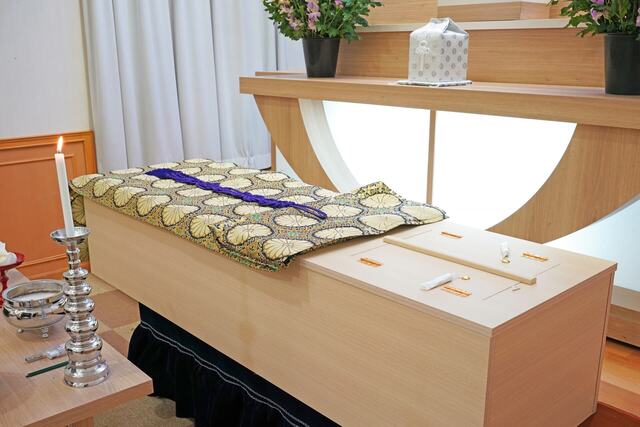 【札幌】家族葬とは？葬儀に最適な花についても解説